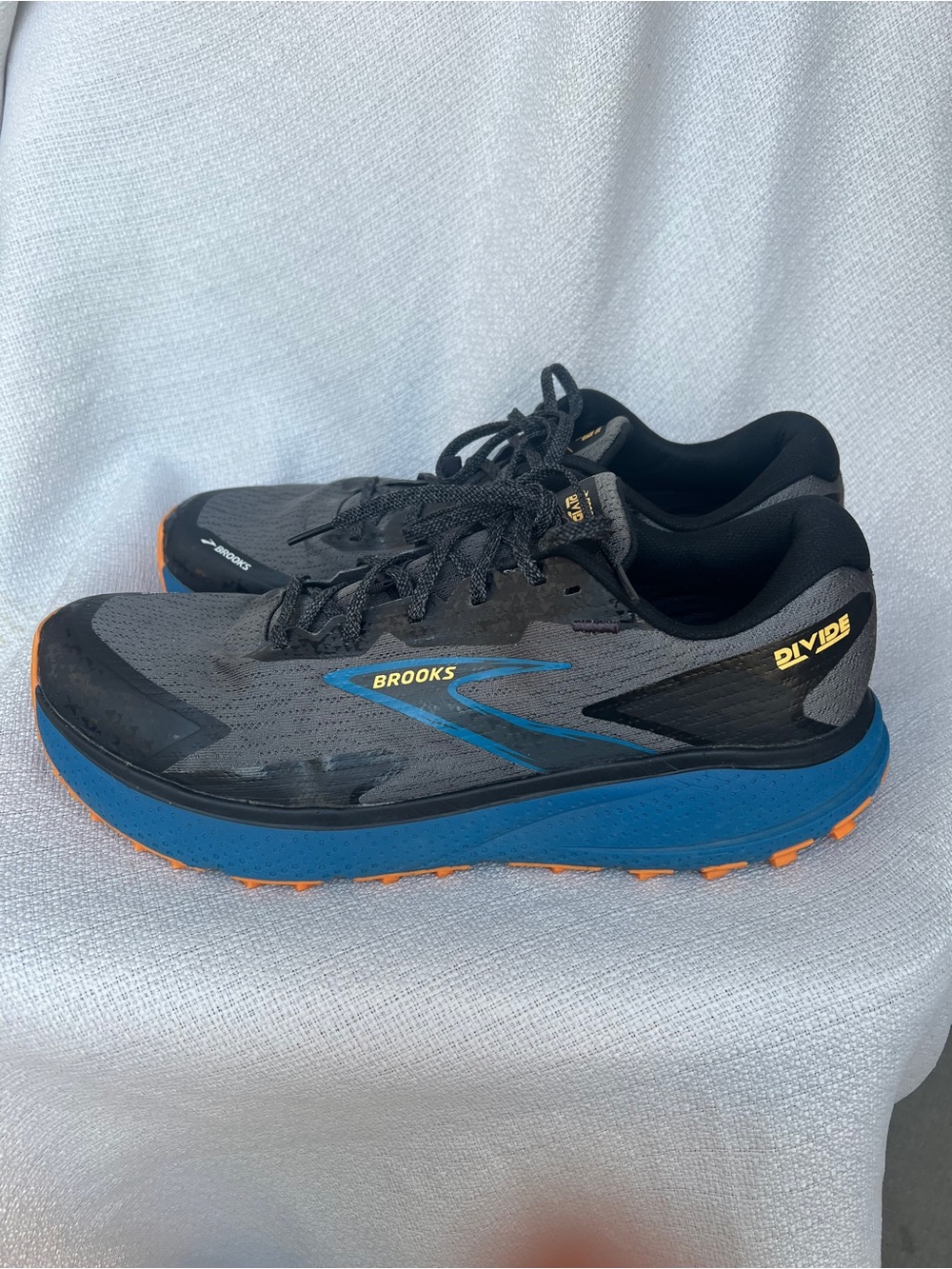 Brooks Men’s Gray and Blue Trail Running Shoe with Orange Outsole - Picture 4 of 16